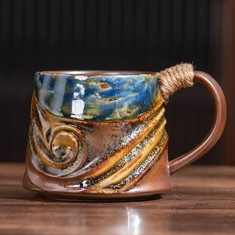 Tasse à café marron 320 ml avec motif ondulé et cordon de serrage.