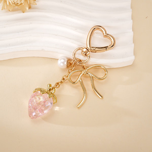 Mini porte-clés en résine 3D en forme de fraise, orné de perles et d'un nœud, couleurs violet, rose, rouge, accessoire de mode mignon pour sacs de filles et pendentif de clés - Product Image 5