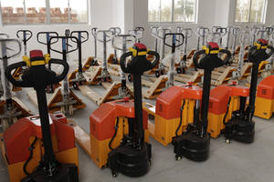 Transpaleta pequeña con batería de litio totalmente eléctrica con capacidad de carga de 1 tonelada 550/685mm ancho de horquilla 1,1/1,2 m longitud de horquilla - Product Image 2