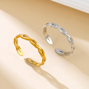 Nuovo anello transfrontaliero in stile INS, anello aperto in acciaio inossidabile con torsione fine, anello in titanio traforato stile minimalista - Product Image 1