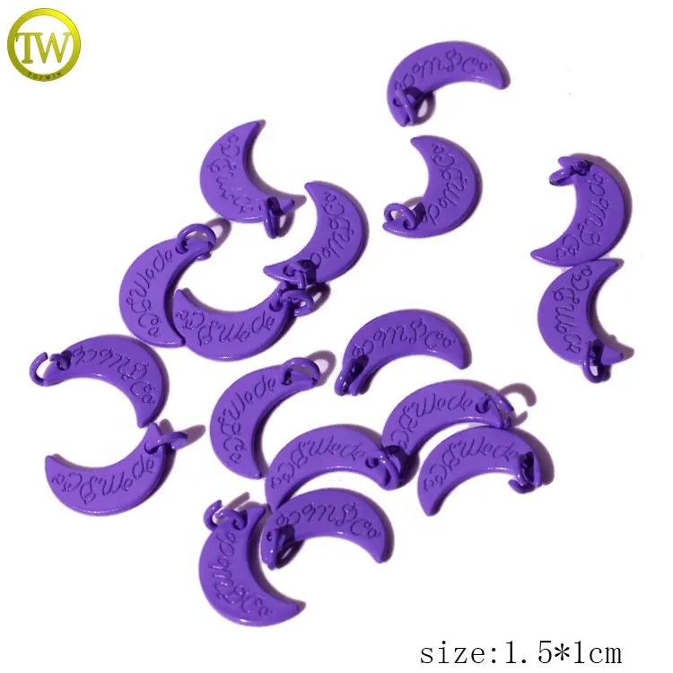 Benutzer definierte lila Farbe Mini Mond Charms Frauen Zubehör gestempelt Brief Armband Anhänger Tags für Geschenk