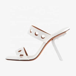 Sandalias de mujer con doble correa y tacón de cuña alto, estilo mule con punta cuadrada abierta, de charol, para fiesta - Product Image 4