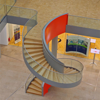 Escalier en arc, escalier courbé, poutre métallique thermolaquée pour l'intérieur d'une villa