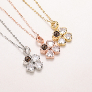 Nuova Collana Personalizzata con Proiezione Fotografica a Forma di Cuore, Ciondolo in Rame a Forma di Quadrifoglio con Zirconi e Scritta '<span class=keywords><strong>I</strong></span> <span class=keywords><strong>Love</strong></span> <span class=keywords><strong>You</strong></span>' per Donne - Product Image 4