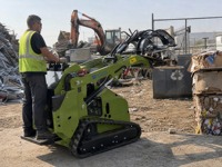 Mini Skid Steer Loader Beban Terukur 410kg Beban Maksimum 525kg Kapasitas Ember 0.15m3 Tinggi Pemuatan 2230mm Loader dengan Track Karet