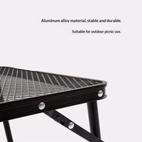 Ensemble table et chaises pliantes en aluminium robuste, léger et portable, idéal pour le camping, les pique-niques et les barbecues en extérieur.
