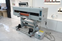 Mesin Printer UV DTF Roll to Roll Sistem Pencetakan Label Stiker Kristal untuk Pencetakan Kustom pada Kaca, Logam, Botol Plastik
