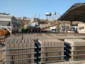 Ligne de production de blocs creux et pleins en béton, de pavés colorés et de bordures, entièrement automatique à pression hydraulique QT10-15 - Product Image 6