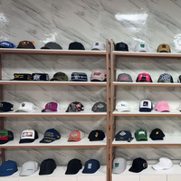Casquette Snapback personnalisée avec broderie de lettres et patch ours sur le côté, bleu marine, visière plate, vert, calotte rigide, style décontracté, hip-hop, sport