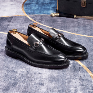 Zapatos Formales de Cuero Pulido de Alta Gama para Hombre, Color Negro Oscuro, Estilo de Pareja con Botones Dorados, Zapatos de Vestir - Product Image 4