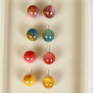 Pendientes Redondos de Resina Transparente con Diseño de Caramelo de Verano, Pequeños y Únicos para Niñas - Product Image 4