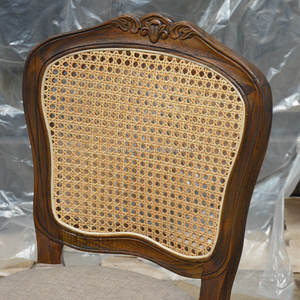 Chaise d'appoint en bois massif de style français, avec un siège rembourré foncé alliant charme classique et confort moderne - Product Image 3