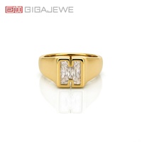 GIGAJEWE Bague Moissanite Personnalisée 1 carat avec Initiale, en Or Jaune Massif 9K 14K 18K, Sertissage Clos, Bague Chevalière Alphabet pour Hommes et Femmes