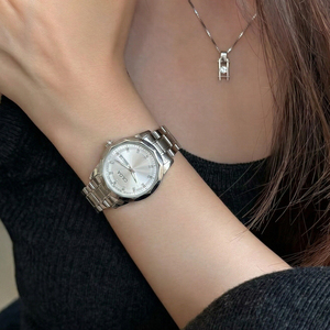 Reloj Redondo Plateado CILOA para Mujer, Personalizable para Mujeres Casuales y a la Moda, Reloj de Cuarzo de Alta Calidad, Regalo de Lujo Ligero - Product Image 2