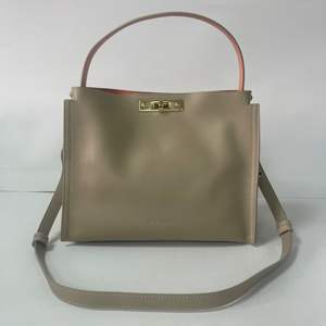 Couleur unie Simple Luxueux Sac à main pour femme en cuir PU Sous les bras Nouveau Sac à bandoulière Voyage à la mode Sacs élégants - Product Image 1