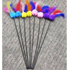 Bâton à plumes pour chat avec pompon, 65 cm de long, en plastique avec clochettes pour jeu interactif avec les animaux de compagnie - Product Image 3