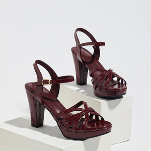 Sandalias de Plataforma con Tacón Grueso Color Vino Tinto para Mujer, Marca QUEENIGAM, Diseño Abierto con Tiras Cruzadas y Hebilla en el Tobillo, Textura de Cocodrilo, Impermeables, Talla Grande - Product Image 1