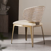Chaise de salle à manger moderne haut de gamme confortable en acier ondulé pour hôtel, villa, restaurant, usage exclusif au sol plat