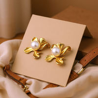 Pendientes de Acero Inoxidable con Baño de Oro de 18K y Diseño de Flor con Perlas de Imitación y Recubrimiento PVD