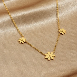 Gold Plated Daisy Flower Pendant Chain Stainless Steel Necklace Daily Wear Collarbone Jewelry - Product Image 2