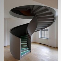 Escalier extérieur moderne en colimaçon à structure en acier pour villas Duplex Colonne centrale durable pour balcon en plein air Loft Métal