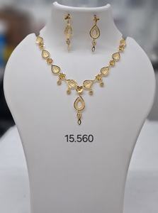 Ensemble de collier exclusif avec motif goutte d'eau doré, accents floraux et boucles d'oreilles pendantes assorties pour femmes, bijoux de célébration - Product Image 3