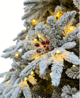 Sapin de Noël artificiel pré-éclairé effet neige, avec baies rouges et lumières chaudes pour la décoration de la maison en fêtes