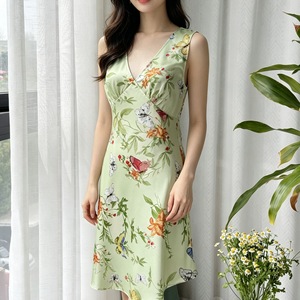 Vestido sin mangas de satén de seda lavado al agua con estampado de mariposas, transpirable y relajado, para mujer, y minifalda de corte diagonal. - Product Image 1