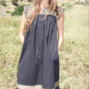 Venta al por mayor personalizado verano bohemio de talla grande de algodón mexicano bordado a mano sin mangas vestido de verano informal - Product Image 1