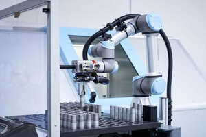 Bras robotisé collaboratif Universal Robot UR10e avec pince robotique Onrobot RG6 et vision intelligente Balluff pour l'assemblage et l'entretien des machines - Product Image 1