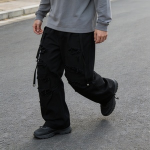 Pantalon déchiré noir personnalisé pour homme, taille élastique avec cordon de serrage, style streetwear, décontracté, en coton tricoté, pour l'automne - Product Image 4