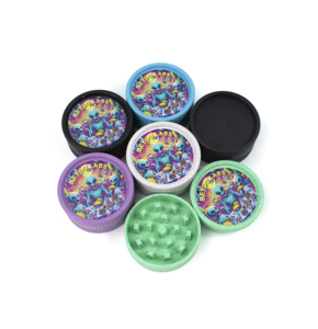 BEYOU LABS Broyeur à herbes sèches rond en plastique avec design alien coloré bleu vert violet blanc noir style moderne - Product Image 3