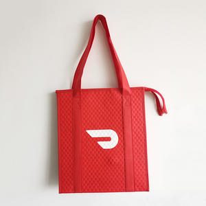 Sac fourre-tout isotherme rouge non tissé Sacs fourre-tout à provisions d'épicerie pressés à chaud personnalisés - Product Image 6