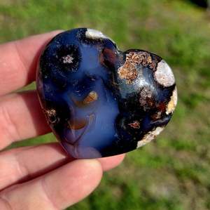 Vente en gros d'agates bleues Sakura de haute qualité, en forme de cœur, pierres naturelles polies pour la guérison par le Feng Shui, tendance de la mode, décoration intérieure - Product Image 3