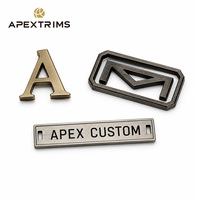 Étiquette métallique personnalisée APEX pour vêtements, conception de marque sur mesure, lettrage ajouré, logo métallique OEM ODM