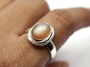 แหวนเงินแท้ 925 รูปวงรีประดับพลอยมูนสโตนทรงคาโบชอง ทำด้วยมือ - Product Image 3