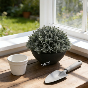 Boule de cyprès artificielle <span class=keywords><strong>gris</strong></span> givré dans un pot noir, plante artificielle avec feuilles givrées pour la décoration des espaces modernes, des spas et des lieux apaisants - Product Image 1