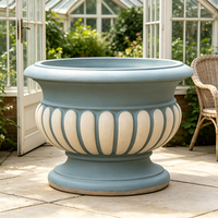 Urne à plantes en résine faite à la main, bicolore bleu-crème, peinte à la main, sur piédestal cannelé européen, style classique vintage, grande taille, pour extérieur.