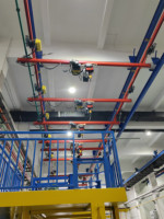Grue monorail suspendue flexible KBK de 3000 kg avec chariot de guidage, structure en acier robuste, machine de levage montée sur pilier