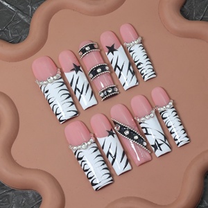 Pegatinas de uñas acrílicas hechas a mano de alta gama al por mayor, de longitud larga, cobertura completa, en blanco y negro, estilo Y2K, de alta calidad. - Product Image 3