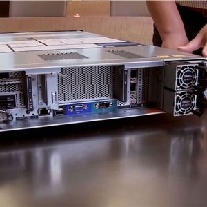 Servidor en Rack ThinkSystem SR850 V2 2U de Alta Densidad 4S Intel Xeon Scalable |   24x Unidades AnyBay |   Fuente de Alimentación de 1800W |   Stock - Product Image 3