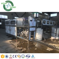 Machine de remplissage d'eau en bouteille de 5 gallons avec comptage automatique, rinçage externe, rinçage interne à l'alcalin chaud, couvercle à pression, vérificateur de lumière