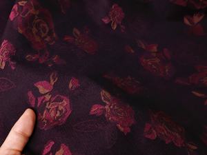 Style antique rouge foncé légèrement élastique rétro foncé à motifs rose jacquard tissu cheongsam ensemble Hanfu tissu design - Product Image 3