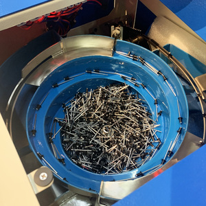 Machine à rivets <span class=keywords><strong>pop</strong></span> <span class=keywords><strong>pneumatique</strong></span> à alimentation automatique avec 3.2-5.0 rivets machine à riveter personnalisée - Product Image 2