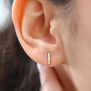 Boucles d'oreilles clous ROXI en argent sterling S925, rangée unique de perles et micro-diamants - Product Image 3
