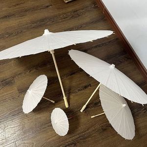 Parasol en papier blanc vierge à personnaliser avec manche en bois, non fini, pour la peinture artistique, les mariages et la décoration de fêtes - Product Image 1