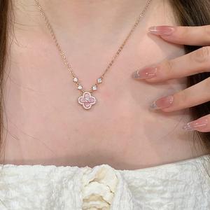 Collier Trèfle à Quatre Feuilles en Pierre Naturelle Rose Exquise Incrustée de Poudre Brillante et de Diamants, Collier Fleur Porte-Bonheur - Product Image 2