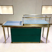 Vitrine de présentation de bijoux elliptique de luxe, aménagement de boutique, comptoir de table minimaliste en laiton, solution LED pour l'ensemble de la boutique