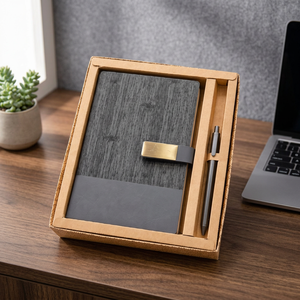 Ensemble cadeau moderne et écologique comprenant un carnet texturé gris avec fermoir doré et un stylo en métal imprimé en sérigraphie dans une boîte de présentation en kraft - Product Image 3