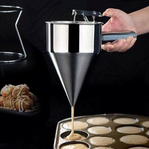 Dispenser per Pastella per Pancake, Panada, Waffle e Crepe, in Acciaio Inox con Supporto - Product Image 3